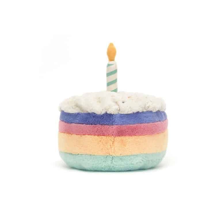 un gâteau d'anniversaire rainbow Jellycat, vue de derrière sur fond blanc