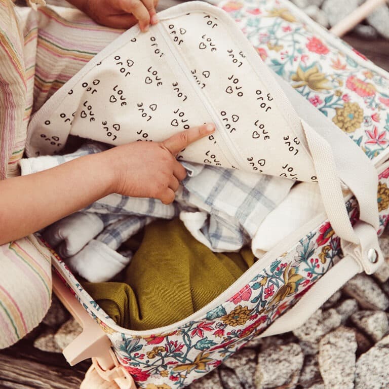 une valise cabine Louise Misha de chez Jojofactory, ambiance