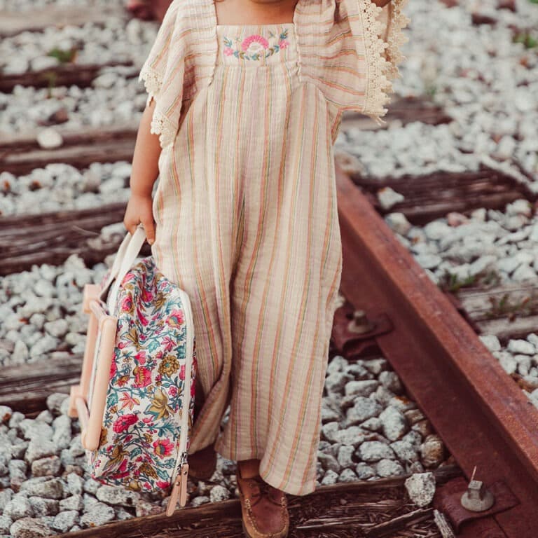 une valise cabine Louise Misha de chez Jojofactory, ambiance