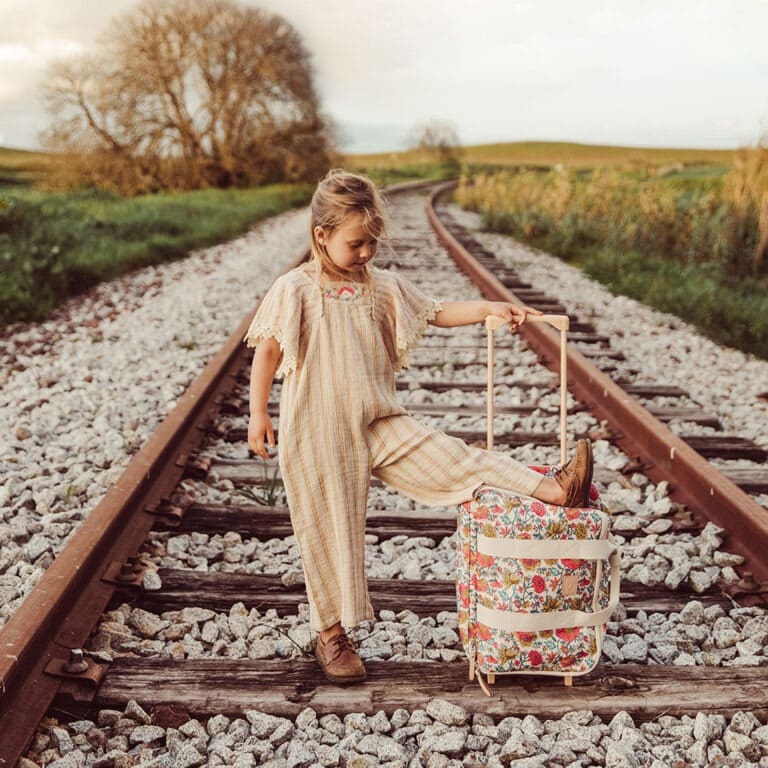 une valise cabine Louise Misha de chez Jojofactory, ambiance