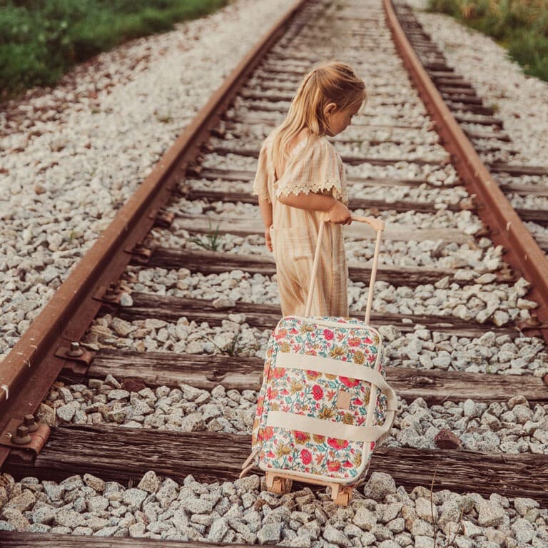 une valise cabine Louise Misha de chez Jojofactory, ambiance