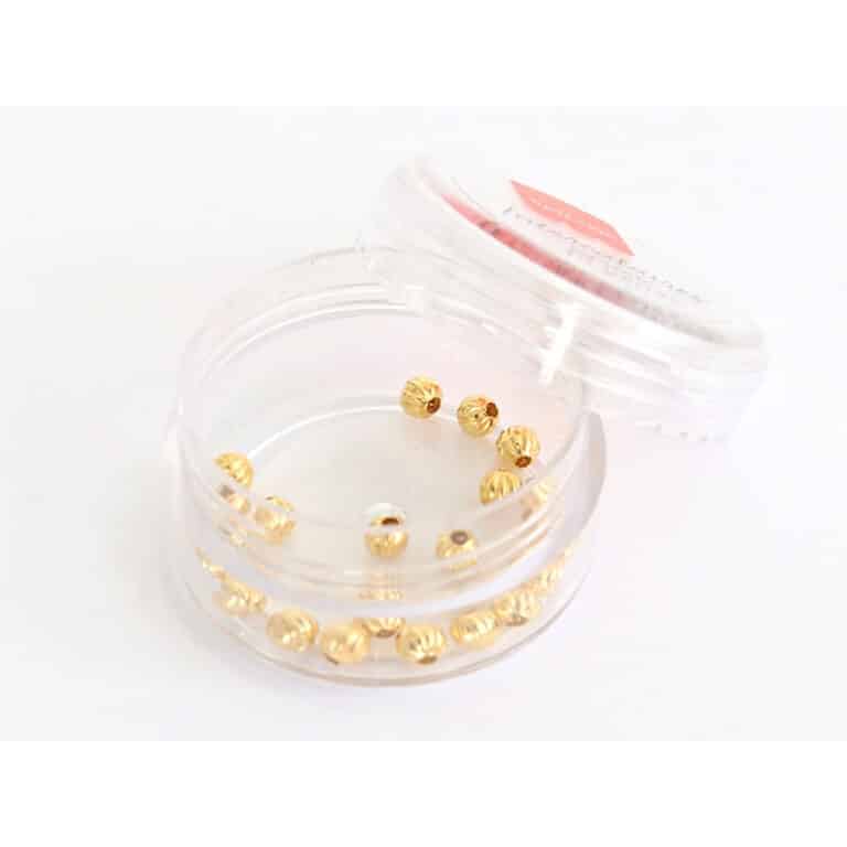 un lot de 20 perles heishi dorées, vue de face sur fond blanc