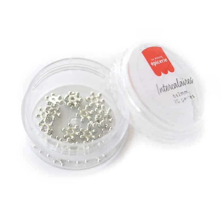 un lot de 20 perles heishi fleurs argentées, vue de face sur fond blanc