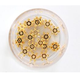 un lot de 20 perles fleurs heishi dorées, vue de face sur fond blanc