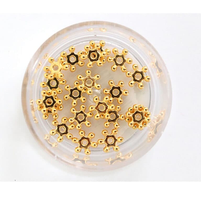 un lot de 20 perles fleurs heishi dorées, vue de face sur fond blanc