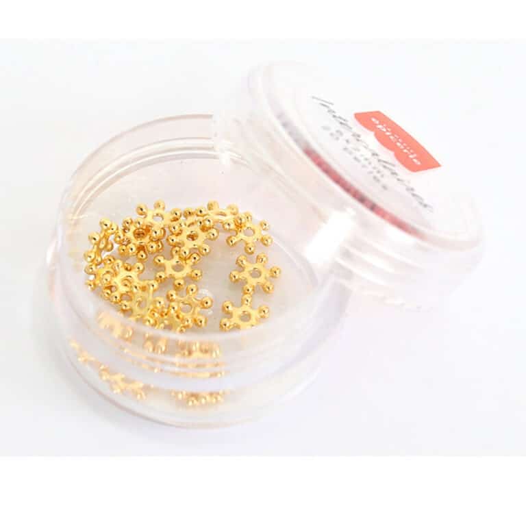 un lot de 20 perles fleurs heishi dorées, vue de face sur fond blanc