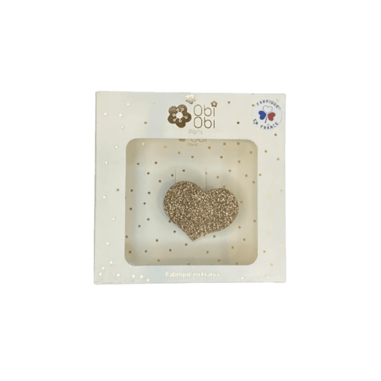 une broche cœur doré obi obi, vue de face sur fond