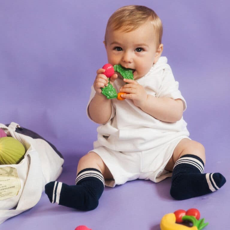un anneau de dentition légumes Oli&Carol, ambiance