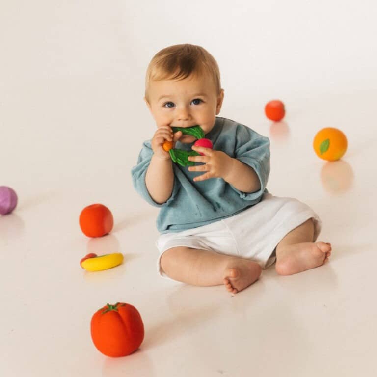 un anneau de dentition légumes Oli&Carol, ambiance