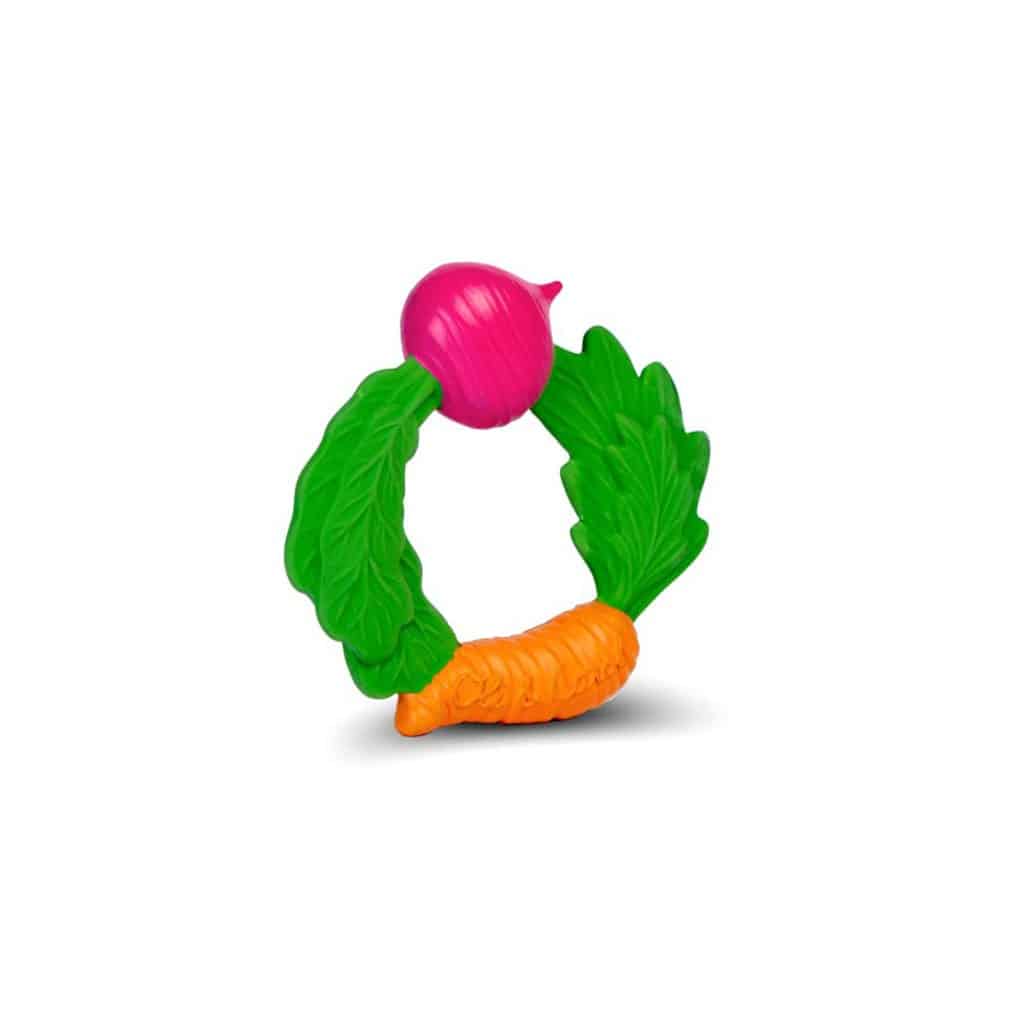 un anneau de dentition légumes Oli&Carol, vue de face sur fond blanc