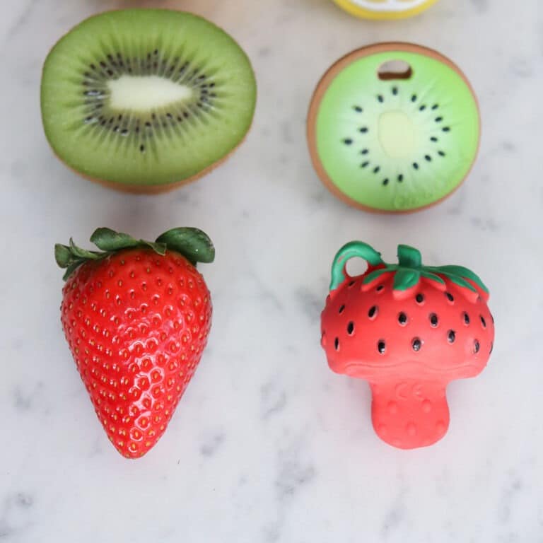 un anneau de dentition chewy fraise Oli&Carol, ambiance
