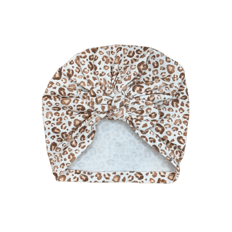 Ce bonnet turban au motif léopard est vraiment joli ! Il protègera bébé du soleil, du vent ainsi que du froid.