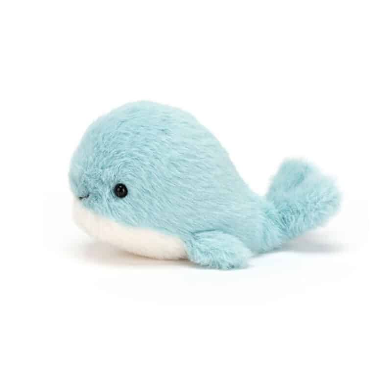 mini doudou baleine bleu clair jellycat vue de côté sur fond blanc