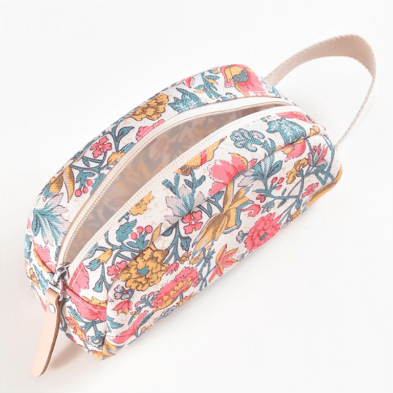 une trousse en collaboration avec Louise Misha de chez Jojofactory, vue de face sur fond blanc