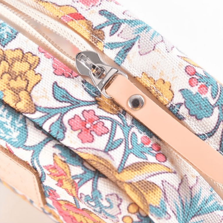 une trousse en collaboration avec Louise Misha de chez Jojofactory, vue de face sur fond blanc
