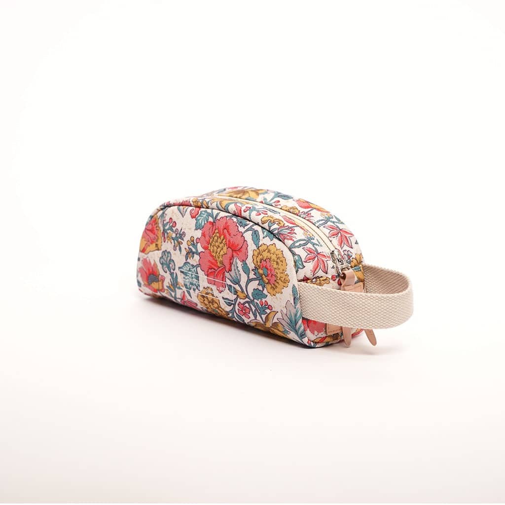 une trousse en collaboration avec Louise Misha de chez Jojofactory, vue de côté sur fond blanc