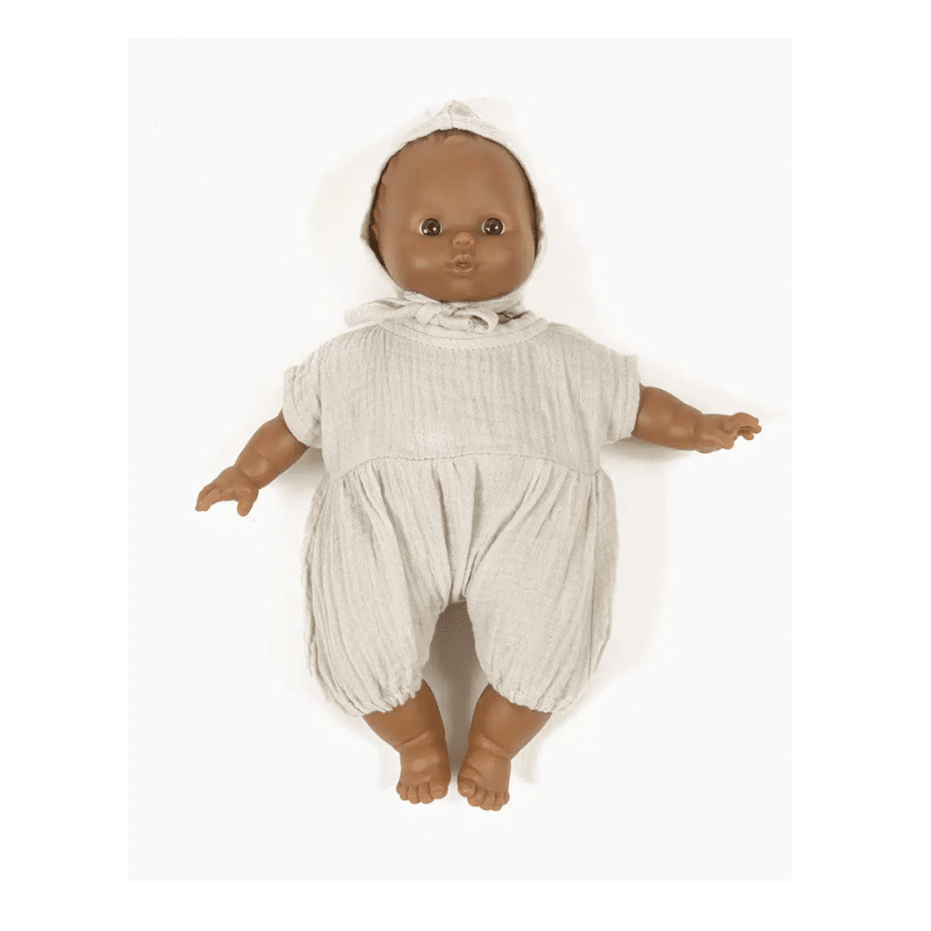 combinaison noa et son béguin grège pour babies minikane porté par babies sur fond blanc