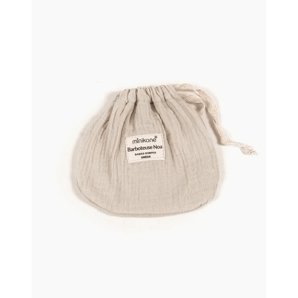 combinaison noa et son béguin grège pour babies minikane dans son pochon sur fond blanc