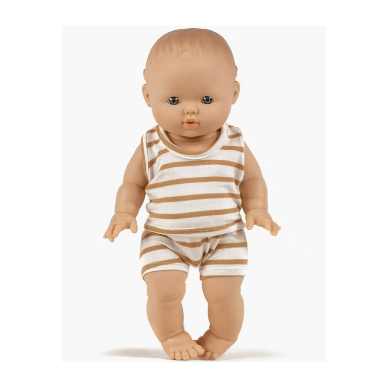 poupée césar et son ensemble à rayures cassonade minikane sur fond blanc