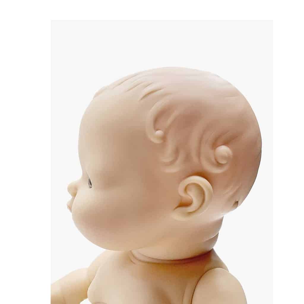 poupée césar et son ensemble à rayures cassonade minikane détail cheveux sculptés sur fond blanc