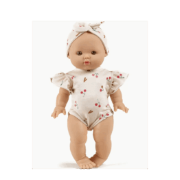 poupée faustine et son ensemble cerises minikane sur fond blanc