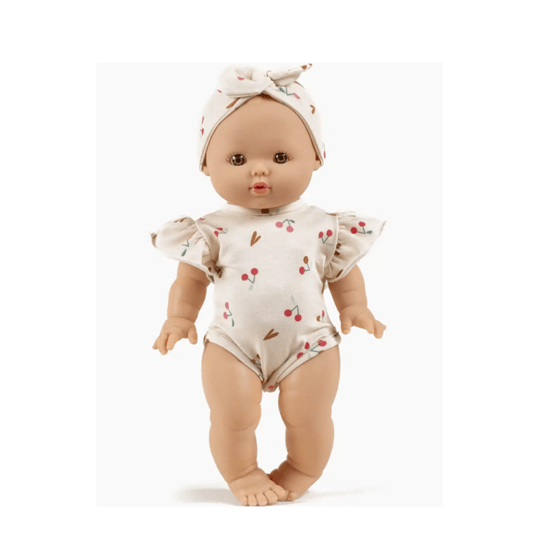 poupée faustine et son ensemble cerises minikane sur fond blanc