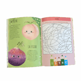 un livre d'activités et stickers sur l'été Sassi, livre ouvert vue de face sur fond blanc