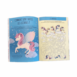 un livre d'activités et de stickers licornes Sassi, livre ouvert vue de face sur fond blanc