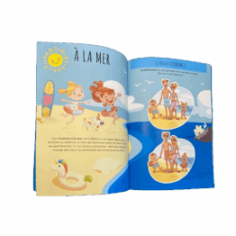 un livre d'activités et de stickers sur les vacances Sassi, livre ouvert vue de face sur fond blanc