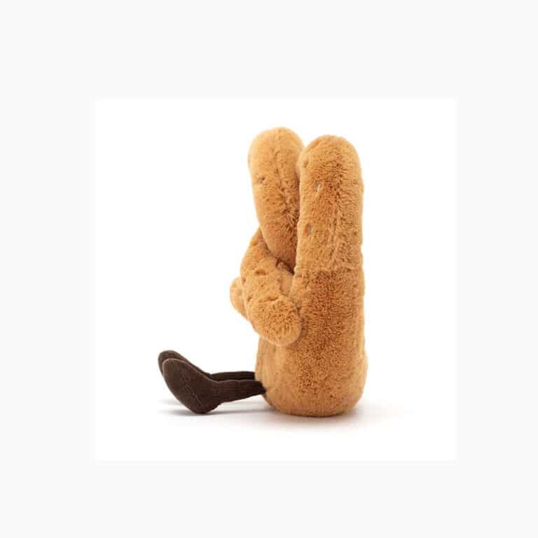 un doudou Bretzel Jellycat, vue de côté sur fond blanc