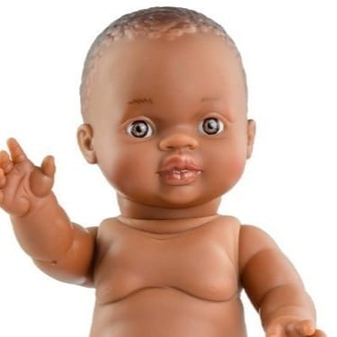 Poupée Africain à la peau noir gros plan sur fond blanc