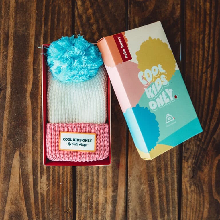 Bonnet color block pink ice sur fond bois