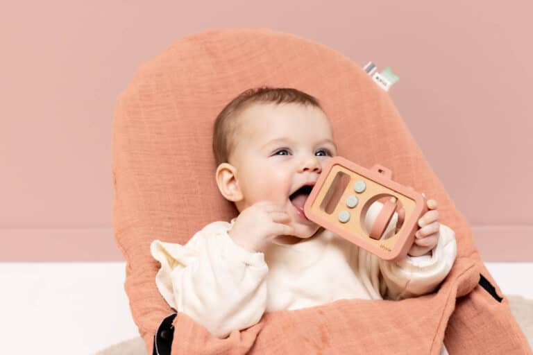 Appareil photo en silicone et bois – Mme chat – Trixie Baby - Ambiance