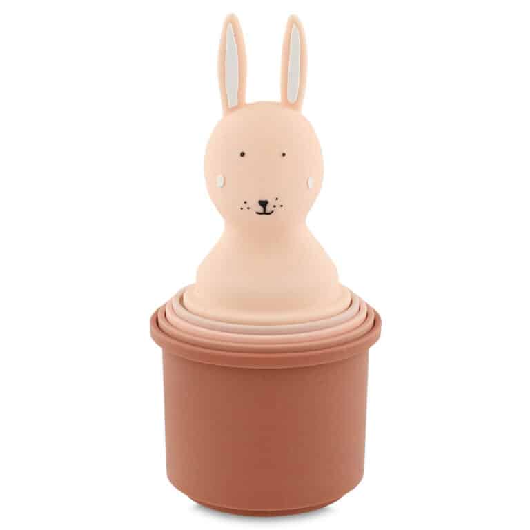Trixie Jouet de bain Gobelets empilables – Gobelets à empiler Mme lapin - Vue de face sur fond blanc