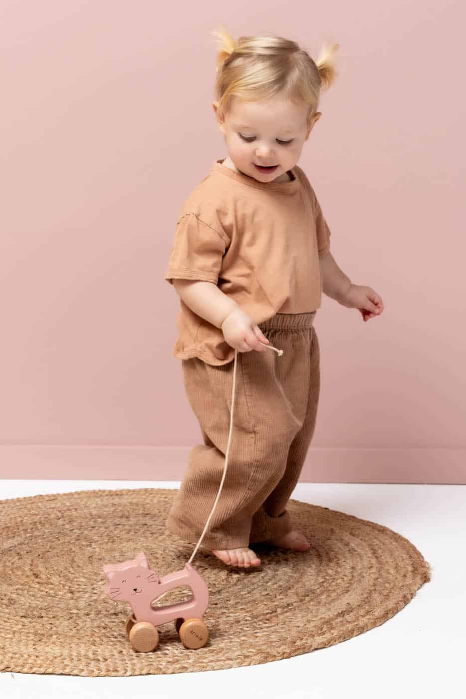 Jouet à tirer en bois - Mme Chat - Trixie Baby - Ambiance