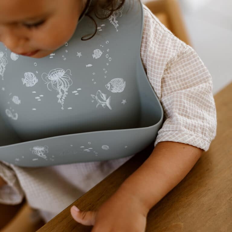 Bavoir En Silicone - Océan - Zakuw, ambiance porté par un enfant