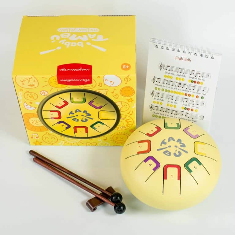 Baby Tambour Tongue Drum 7 Notes - Tambu, vue d'ensemble avec la partition et les baguettes sur fond blanc - idées cadeaux original Noël, cadeau musical enfant, idées cadeaux annniversaire enfant, Magasin de jouets à Vannes - Little Marmaille