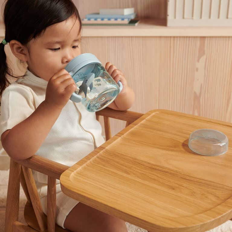 Tasse en tritan avec tétine et anses animaux marins liewood | Little Marmaille, boutique de jouets pour bébé