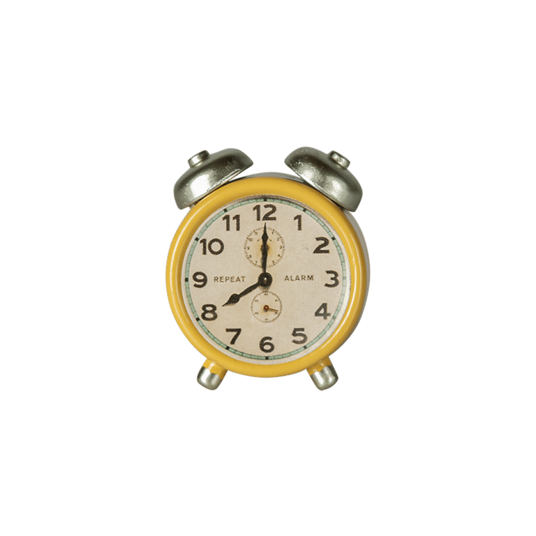 réveil en métal jaune maileg sur fond blanc