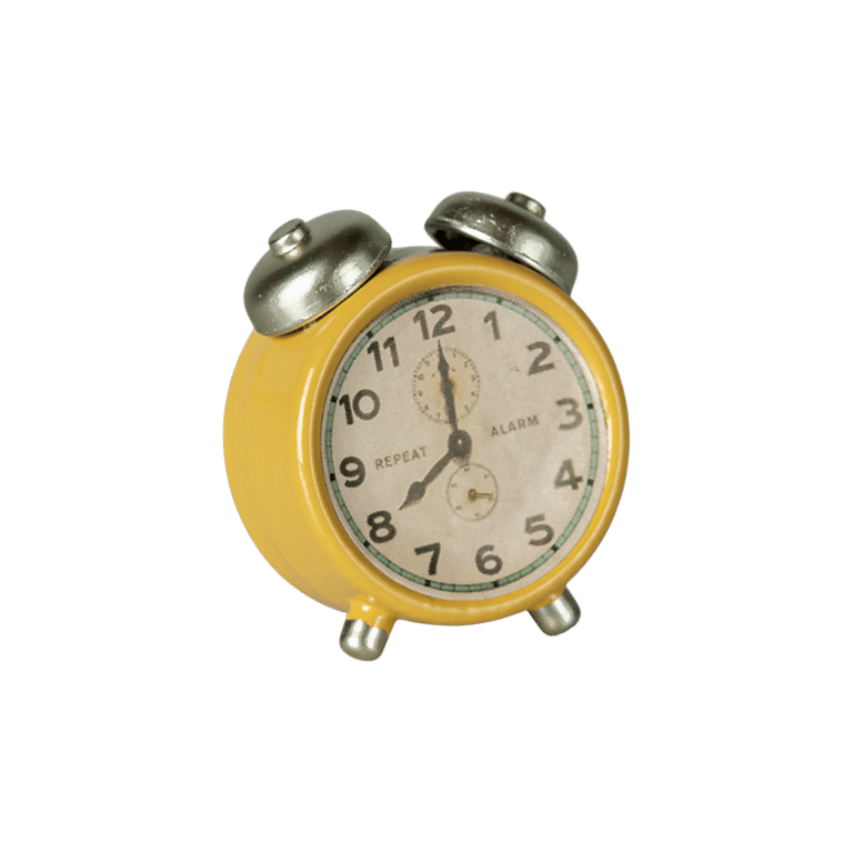 réveil en métal jaune maileg sur fond blanc