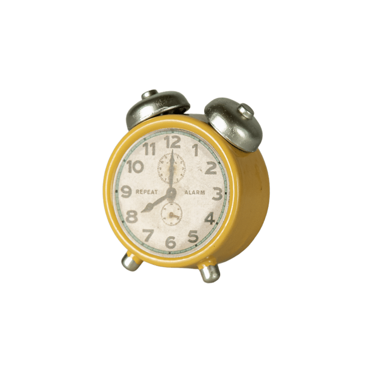 réveil en métal jaune maileg sur fond blanc