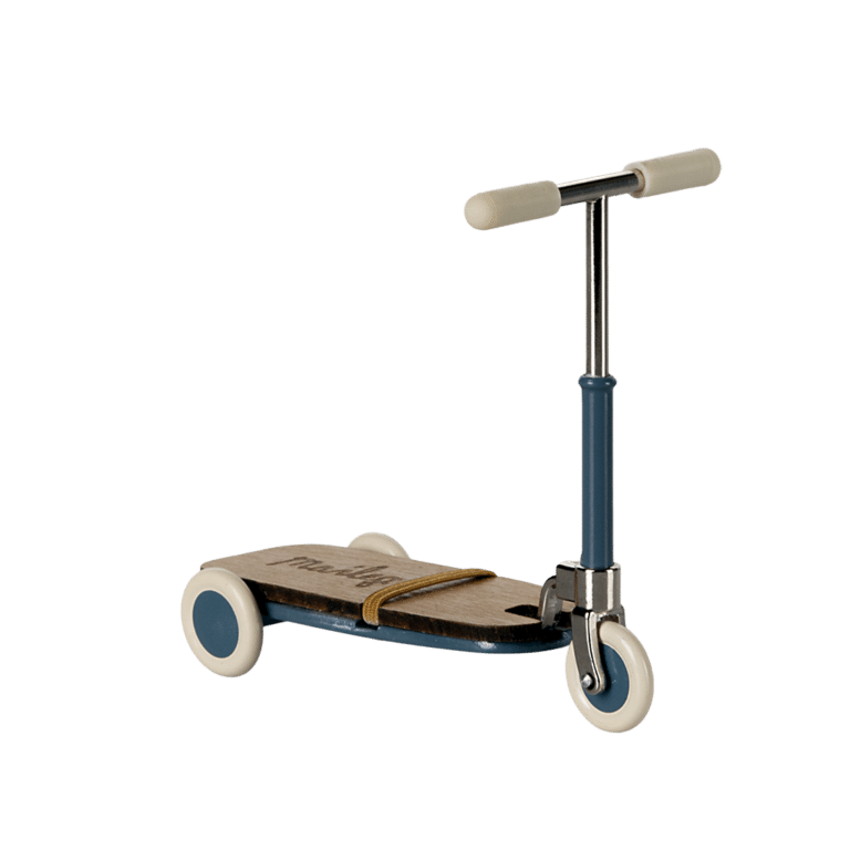 Trottinette pour souris aux mains aimantées maileg