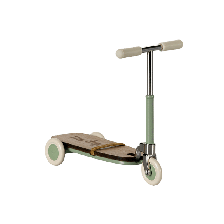 Trottinette pour souris aux mains aimantées maileg