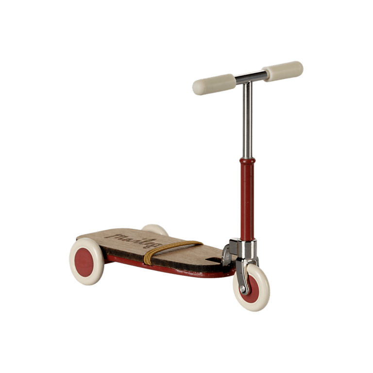 Trottinette pour souris aux mains aimantées maileg