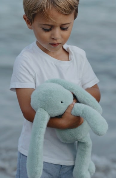 Peluche lapin Méloé – Vert sauge – Maïlou Tradition-Ambiance