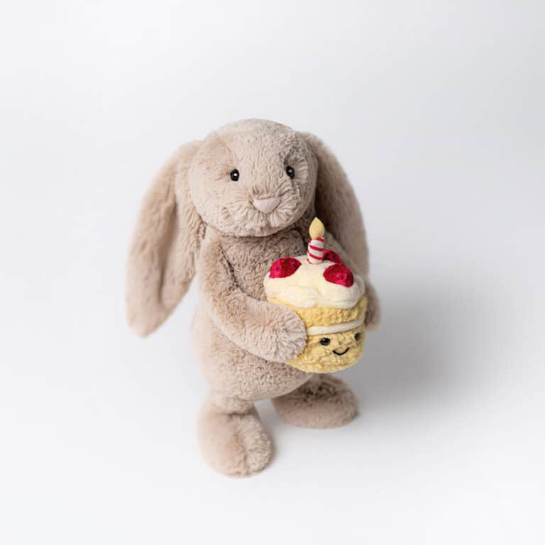 Doudou lapin Bashful – Gâteau anniversaire, Jellycat, vue de face sur fond blanc