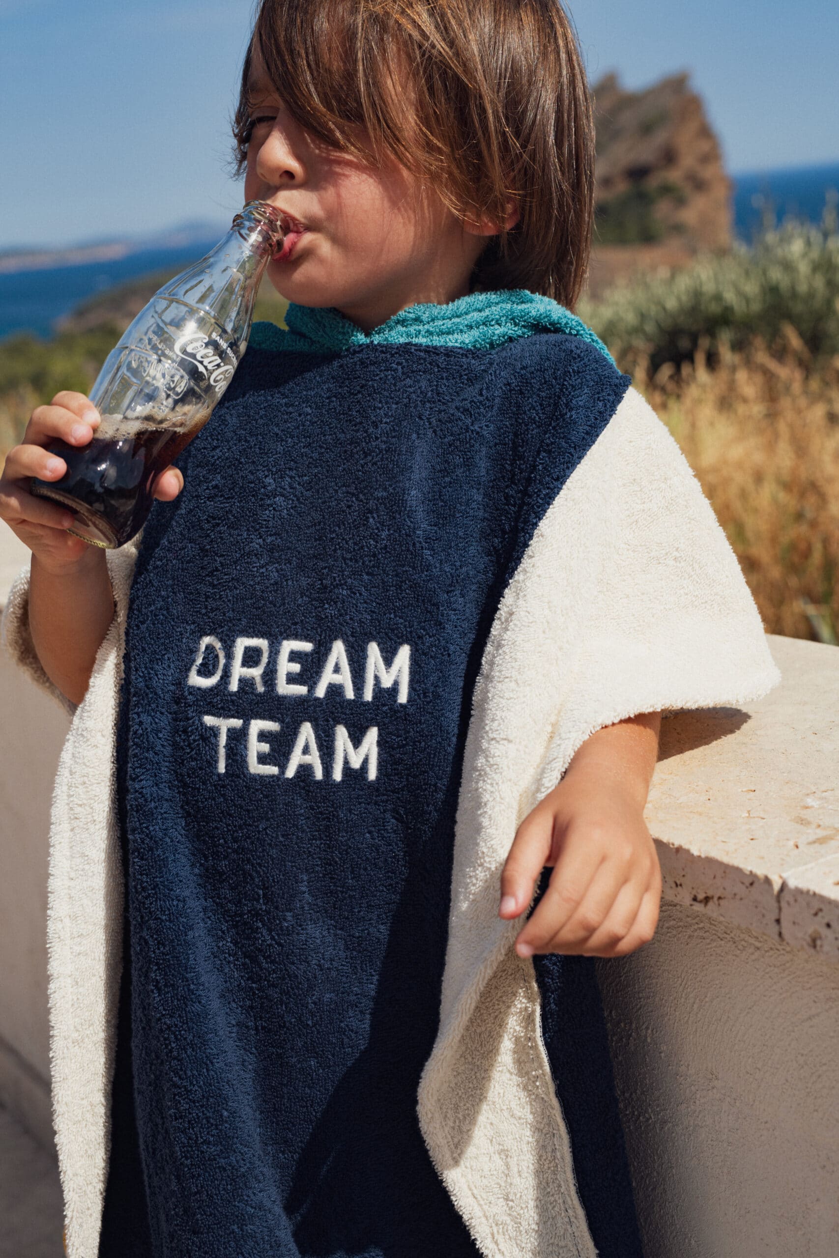 Poncho éponge bleu et vert "dream team" - Chamaye, vue de face porté par un enfant