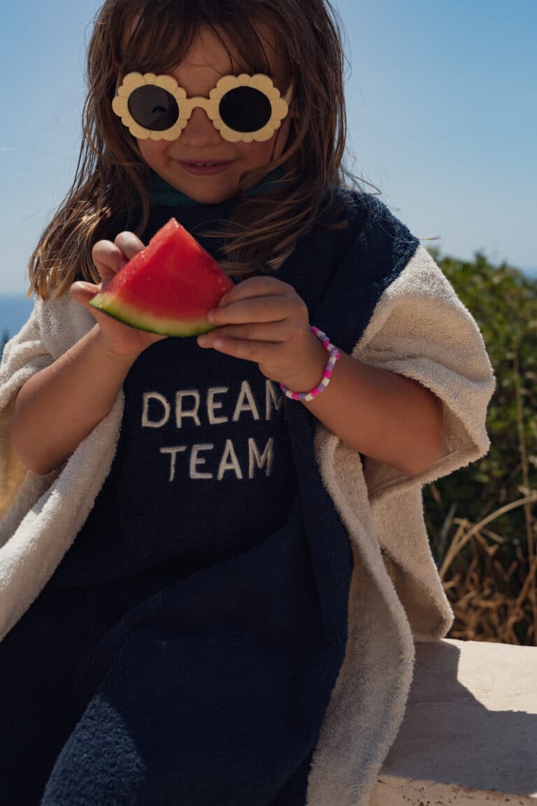 Poncho éponge bleu et vert "dream team" - Chamaye, vue zoom de face porté par un enfant