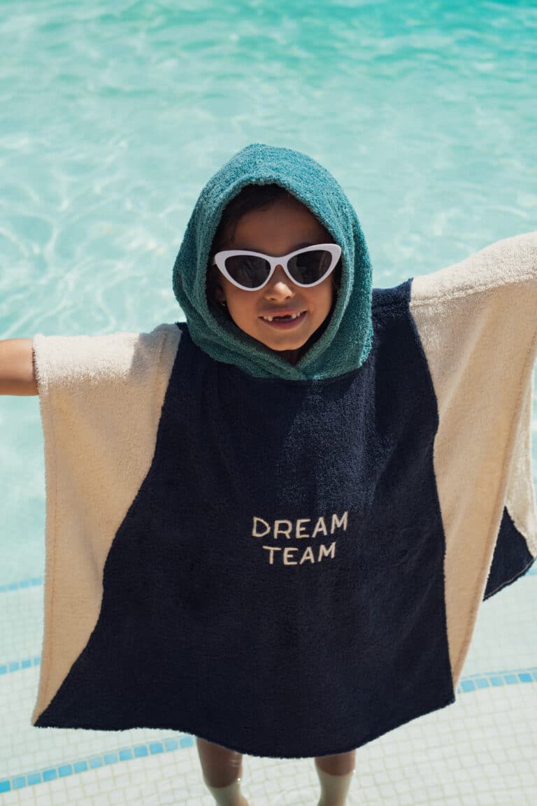 Poncho éponge bleu et vert "dream team" - Chamaye, vue de face porté par un enfant