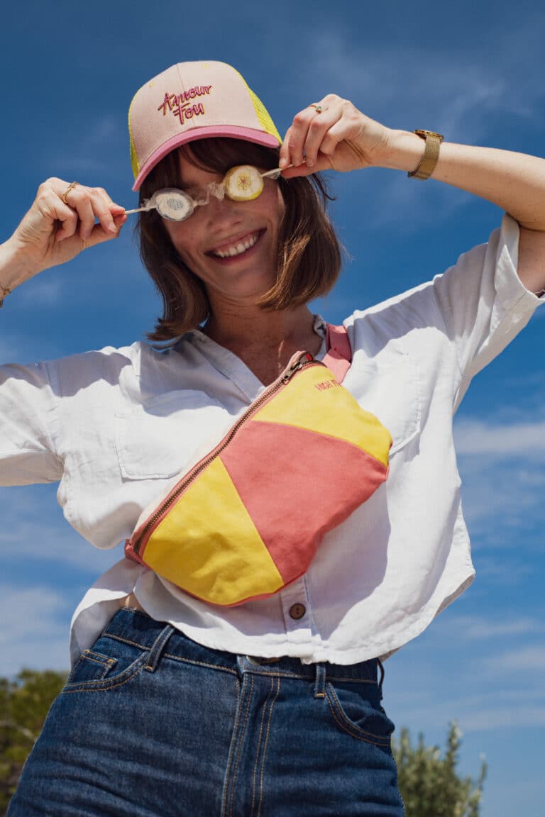 Banane toile jaune et rose enfant ou adulte "high five" - Chamaye, vue d'ambiance portée par une adulte